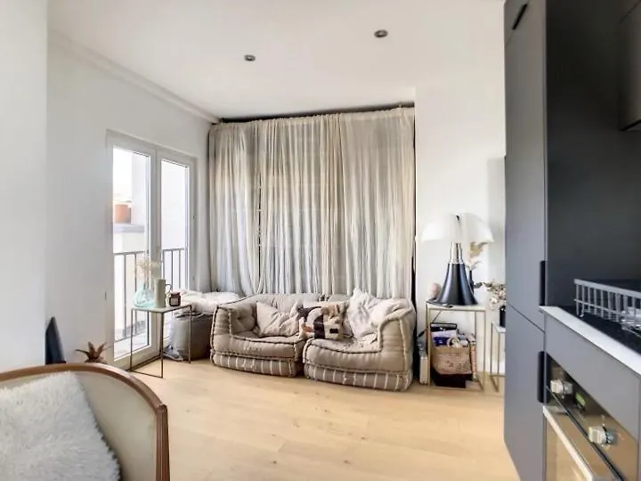 Apartment Design Proche Tour Eiffel Avec Balcon