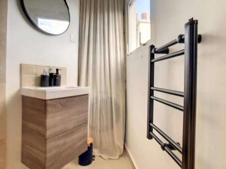 Design Proche Tour Eiffel Avec Balcon *