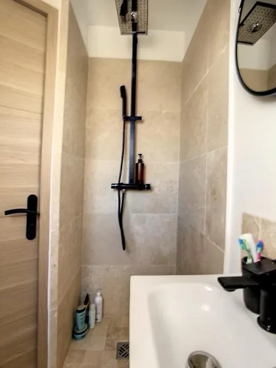 Apartment Design Proche Tour Eiffel Avec Balcon