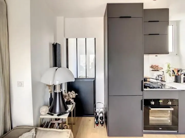 Apartment Design Proche Tour Eiffel Avec Balcon Paris